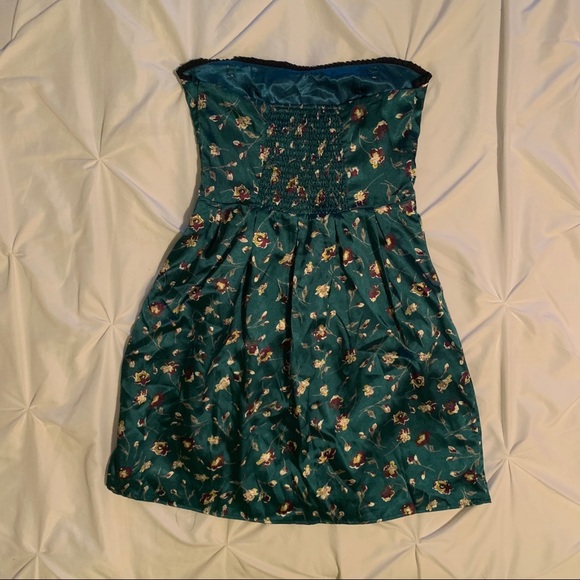 Green Dress - Picture 2 of 10